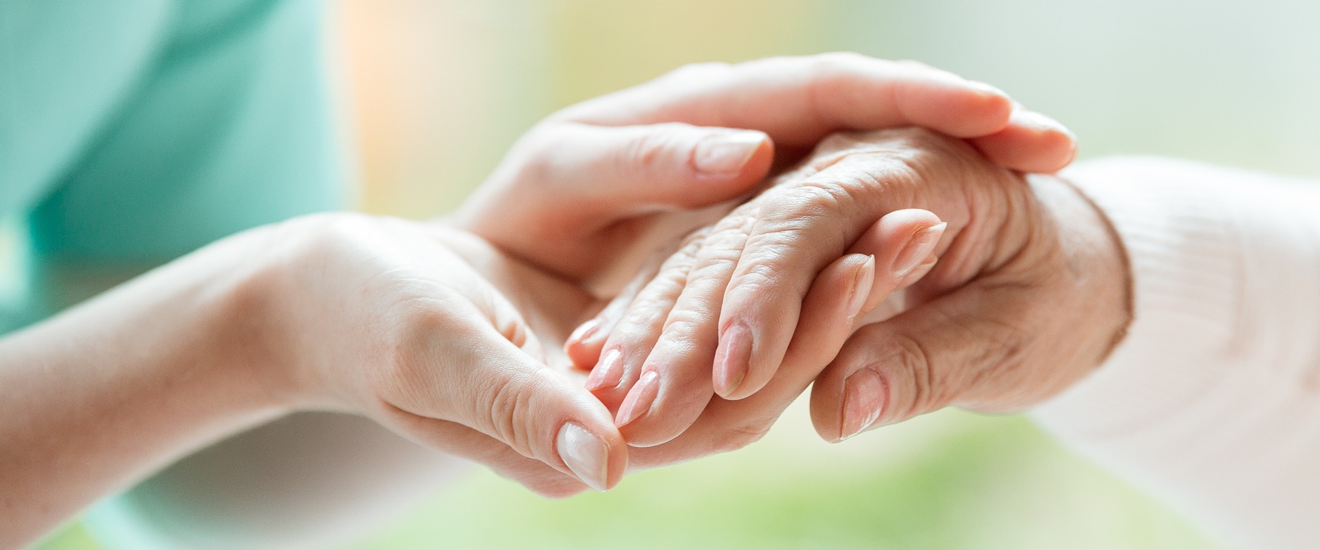 Ältere Person dankt der Krankenschwester