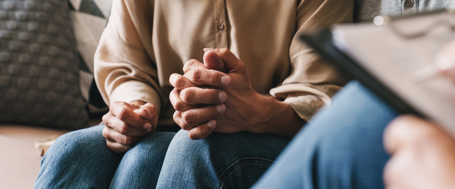 Ausgeschnittenes Foto eines lässigen kaukasischen Paares im Gespräch mit