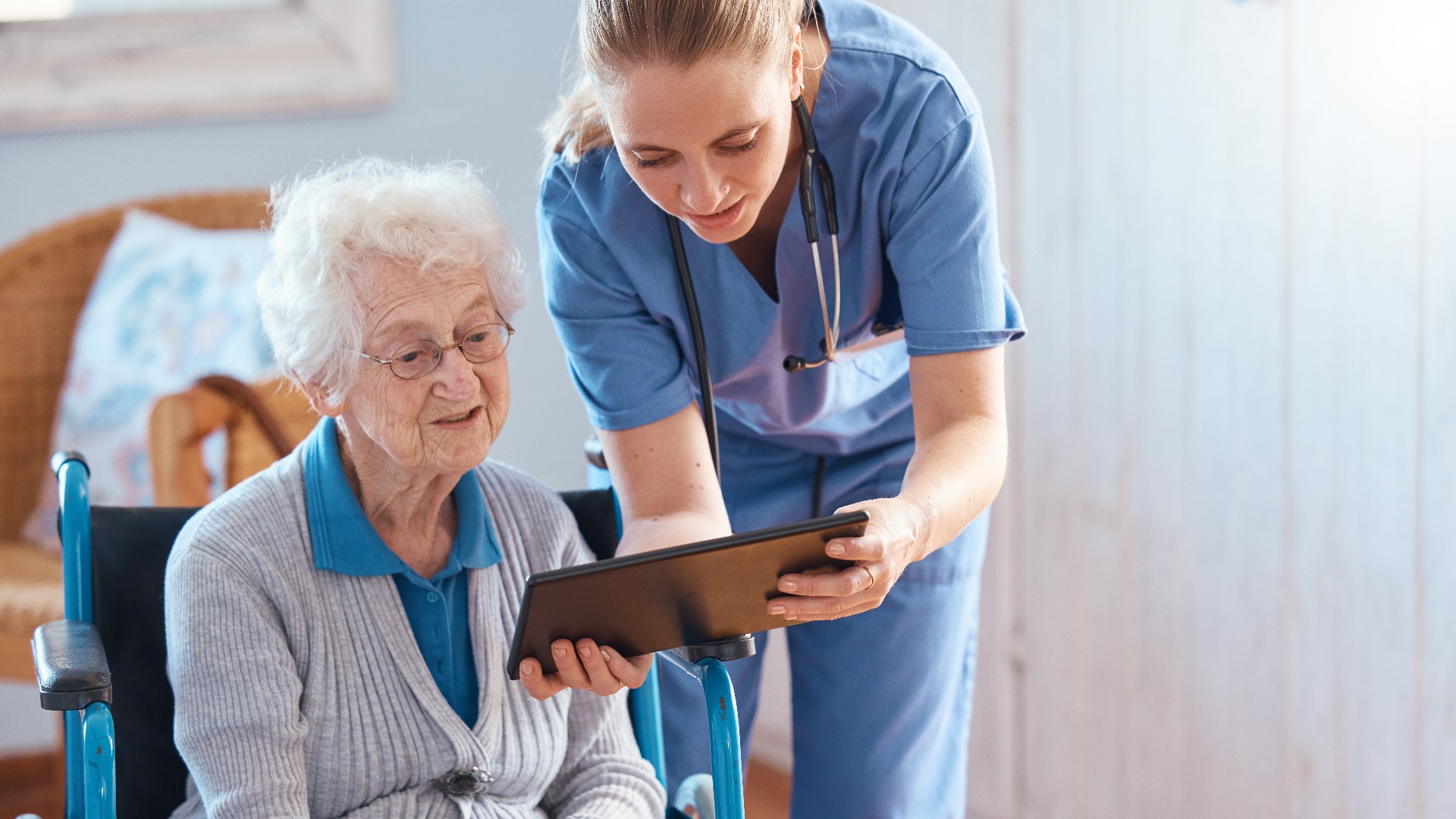 Pflegeheim: Eine Frau oder ein Arzt, der auf einem Tablet medizinische Befunde, Online-Krankenakten oder soziale Medien überprüft. Gesundheitswesen, Technologie und Pflegepersonal bei der Beratung eines älteren Patienten im Wohn- oder Schlafzimmer